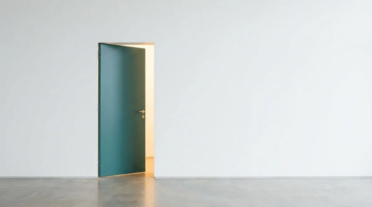 Eine leicht geöffnete tealfarbene Tür mit warmem Licht – Symbol für Veränderung und Durchbruch